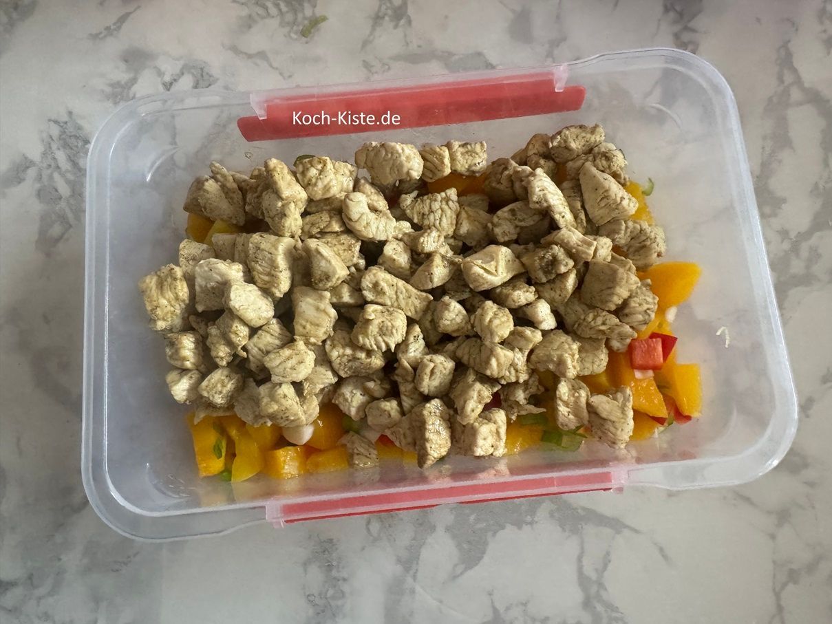jetzt dürfen auch die Putenschnitzelstücke mit in die Salatschüssel