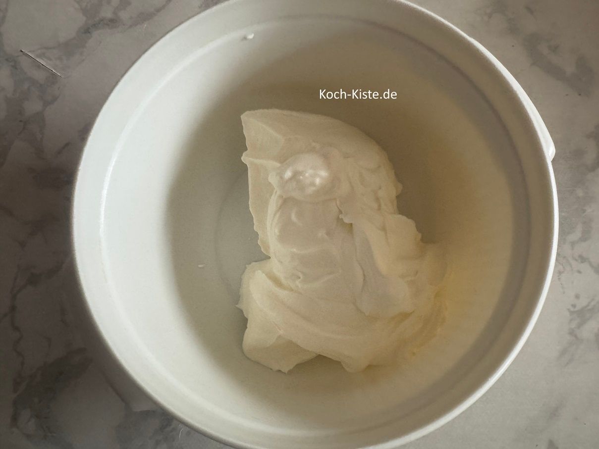 gebe mit einem schmalen Teiglöffel die Creme fraiche in eine Schüssel