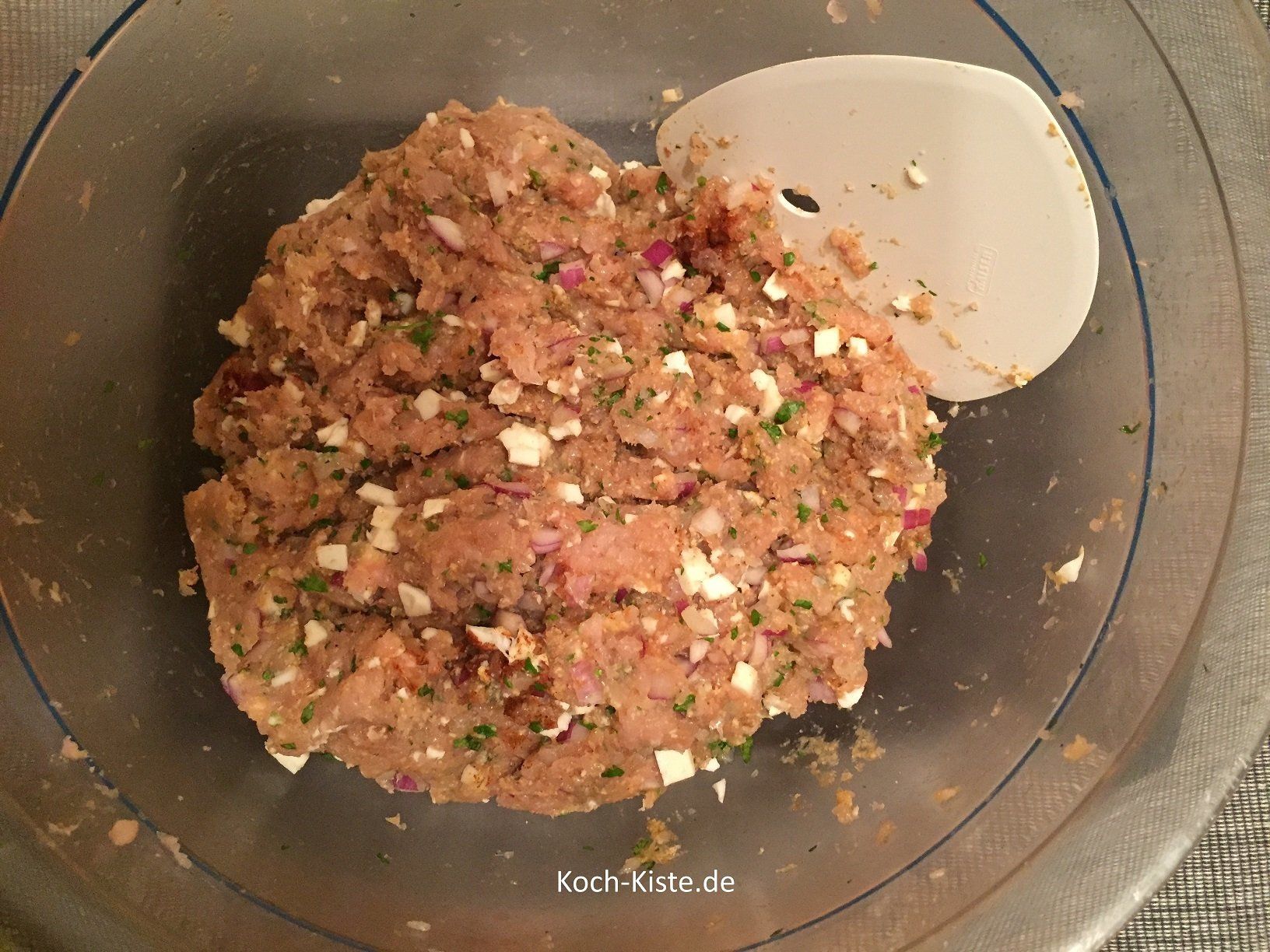 gebe die Mozarella Stücke dazu und knete sie unter