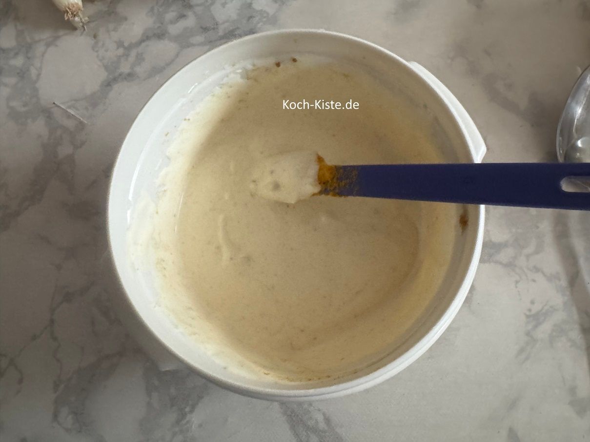 danach gebe 2-3 Teelöffel Currypulver hinzu und verrühre alles gleichmäßig