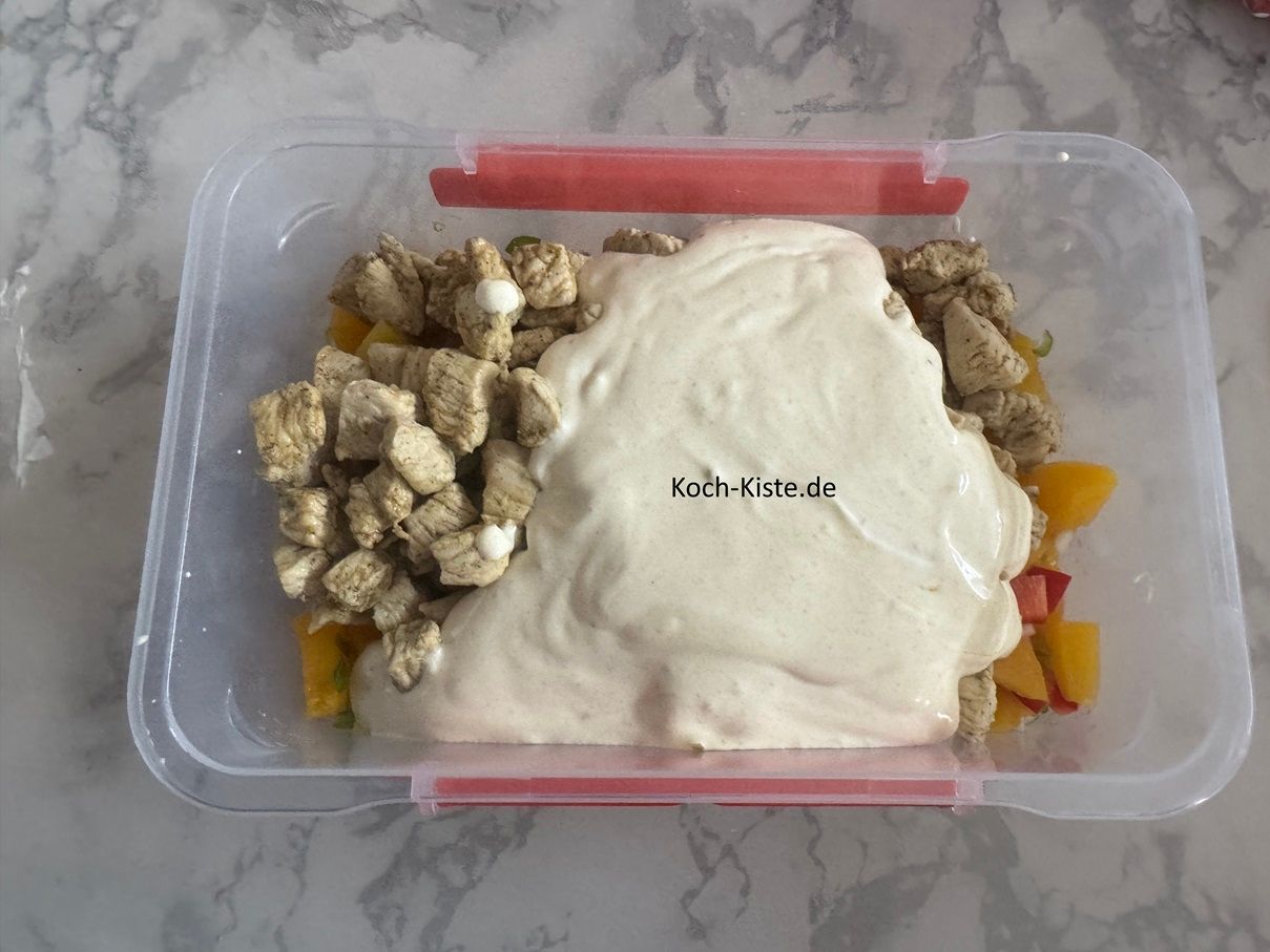 Nun gebe das Dressing in die Salatschüssel