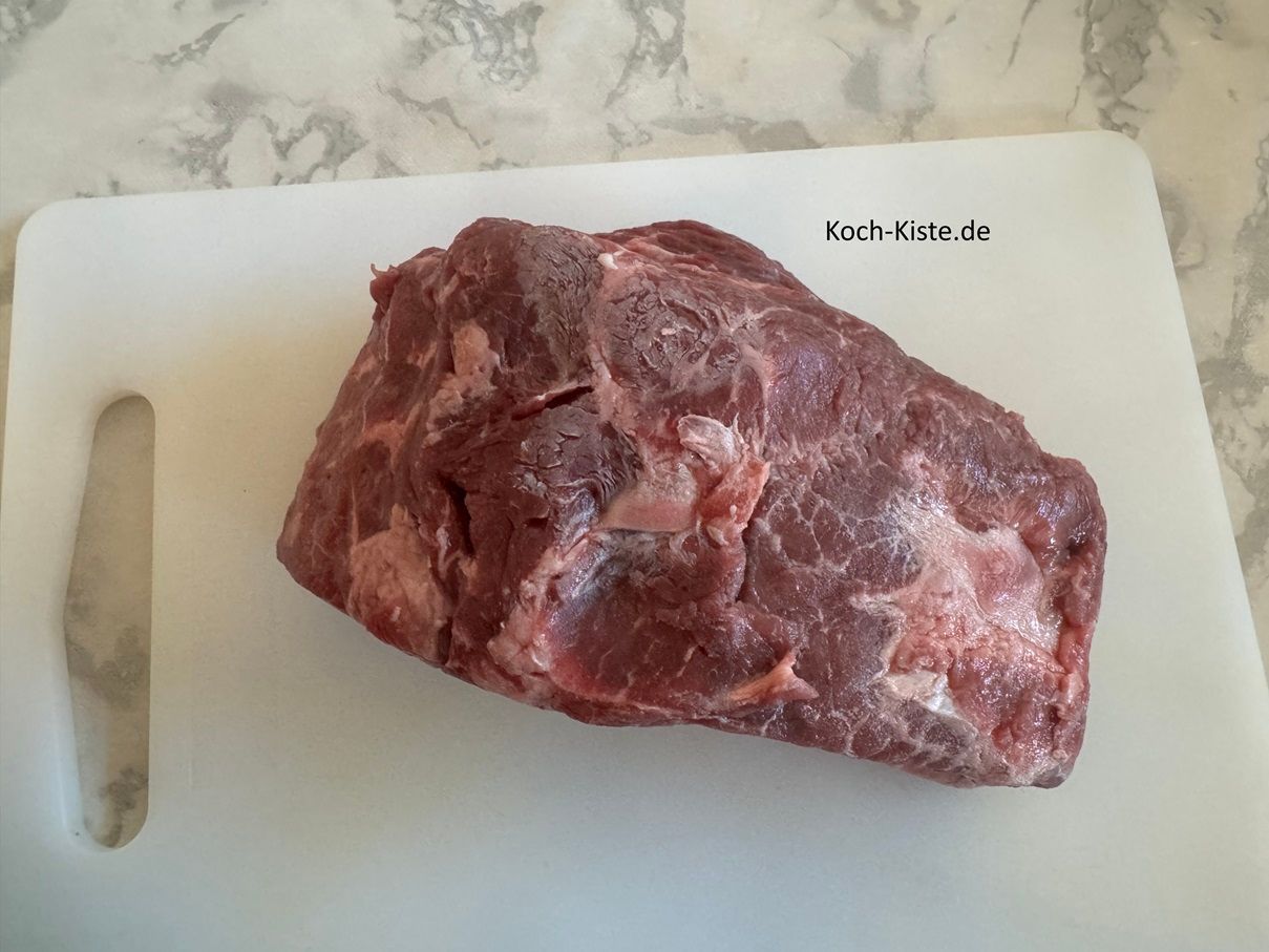 beginne damit das Roastbeef Fleisch aus dem Kühlschrank zu nehmen, unter kaltem, fließendem Wasser abzuspülen, mit Küchenpapier trocken zu tupfen und auf das Schneidebrett zu legen