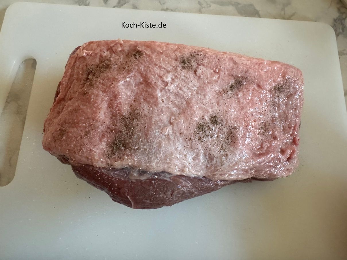 und nach Geschmack etwas Pfeffer . Jetzt lasse das Fleisch 40 Minuten liegen, damit es die Zimmertemperatur annehmen kann.