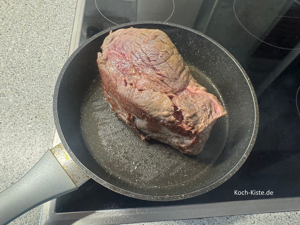 dann wird das Roastbeef Fleisch auf die Seite gedreht und 2 Mintuen angebraten, danach auf die andere Seite drehen und nch mal 2 Mintuen anbraten