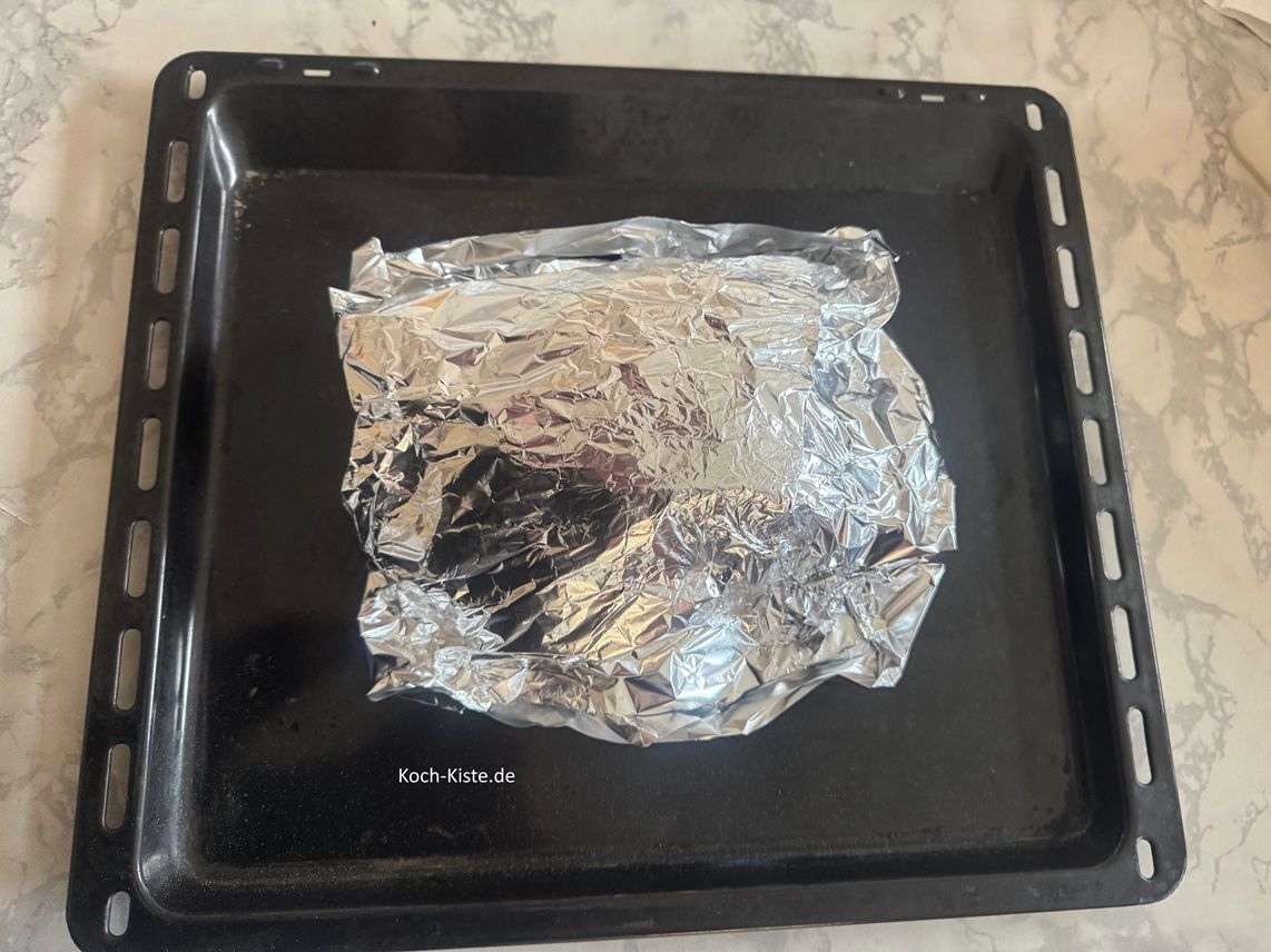 wickel das Roastbeef in die Alufolie ein
