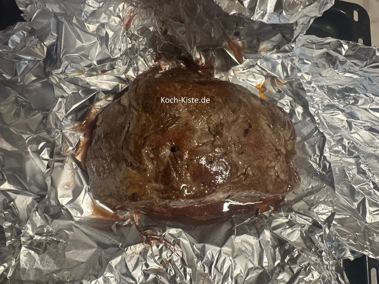 so sieht das Roastbeef nun aus . Wickelt es in frische Alufolie - dann legt das eigepackte Roastbeef auf den Teller und stellt es über Nacht in den Kühlschrank.