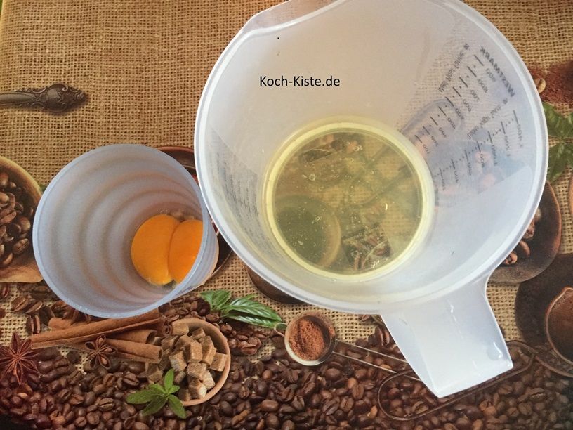 trenne 2 Eier und gebe das Eiweiß in einen Messbecher