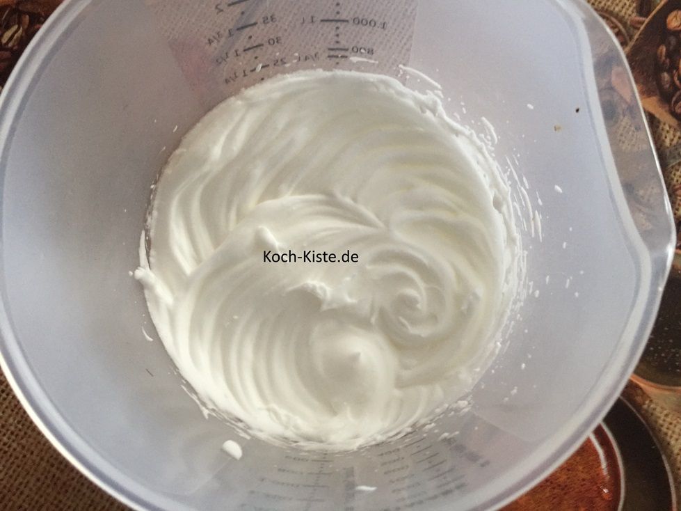 gebe zum Eiweiß 1 Prise Salz und schlage es steif.