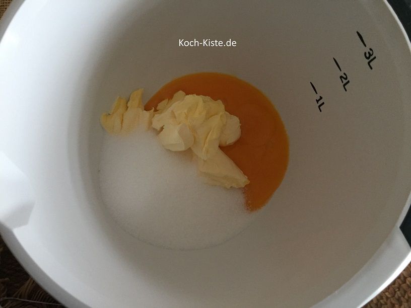 die Eigelbe kommem in eine Rührschüssel. Danm stelle die Rührschüssel auf die Küchenwaage - auf 0 und schubse mit einem Messer 120 g weiche Butter in die Rührschüssel. Stelle die Küchenwaage wiedre auf 0 und gebe 100 g Zucker hinzu