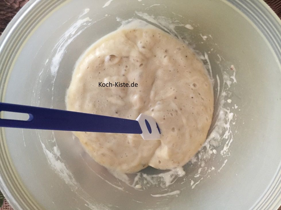 befreie 1 Banane von der Schale, lege sie auf das Schneidebrett und schneide sie in Stücke. Gebe die Bananenstücke in den 2 Messbecher. Wiederhole die Schritt bei den 2 anderen Bananen. Nun gebe 1 Esslöffel Zitronensaft mit in den Messbecher und püriere die Bananen.