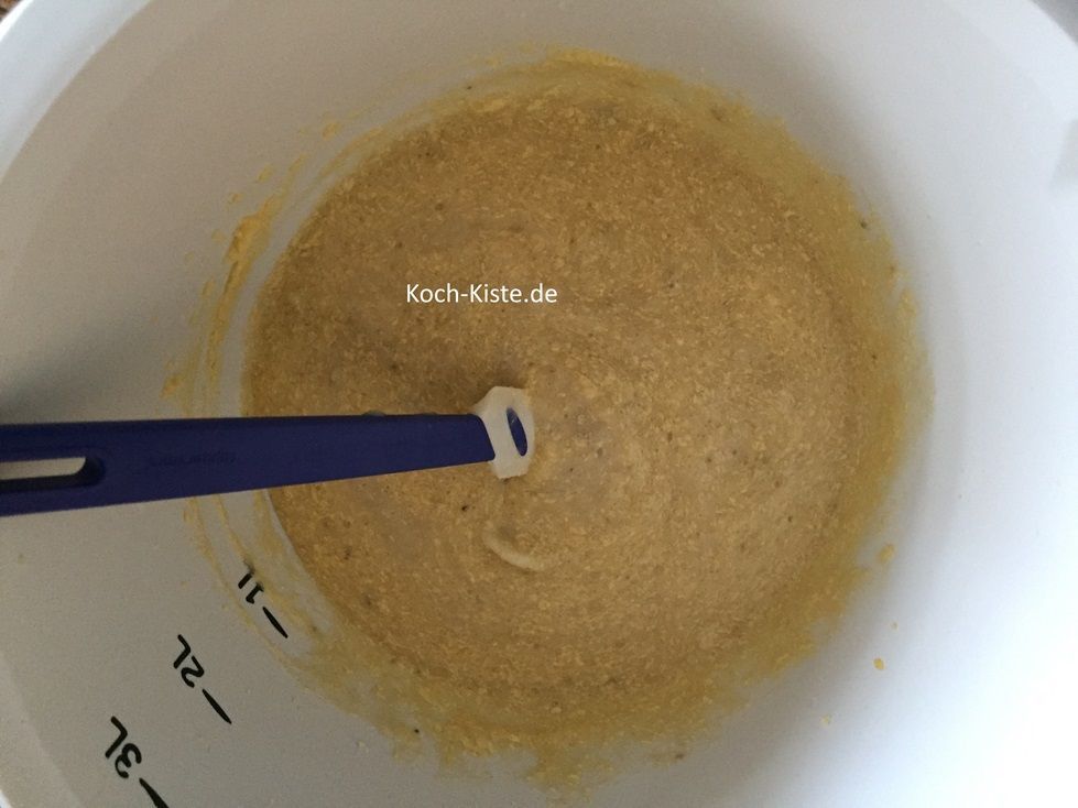 gebe mit einem Teiglöffel den Bananenmus in die Rührschüssel und verrühre alles kurz