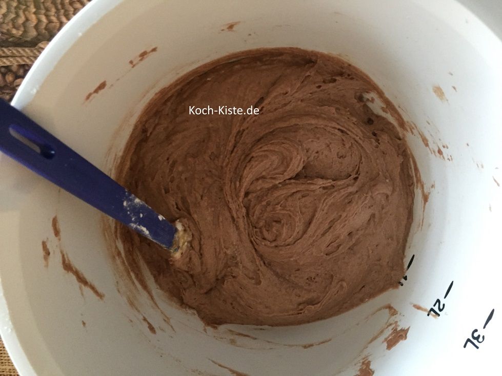 stelle die Rührschüssel wieder auf die Küchenwaage - auf 0 und wiege 260 g Dinkelhl ab . WENN DU DEN ZUCKER WEG GELASSEN HAST - BENÖTIGST DU 310 g DINKELMEHL ! . Danach schütte das Päckchen Backpulver hinzu und gebe 1/4 Teelöffel  Zimt und 1 Esslöffel Back Kakao hinzu. Verrühre alles mit dem Handrührgerät.