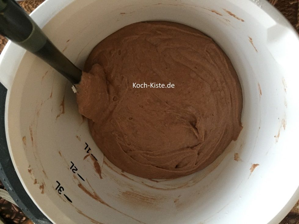 gebe mit Hilfe eines Teiglöffels den Eischnee in die Rührschüssel. Nun hebe den Eischnee vorsichtig unter . Das bedeutet Du rührst nur langsam - ohne Druck den Eischnee unter.