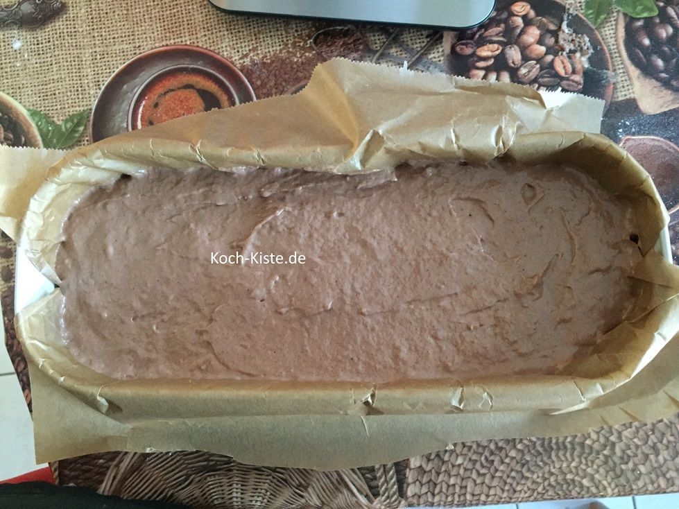 fülle den Teig in die vorbereitete Kastenform