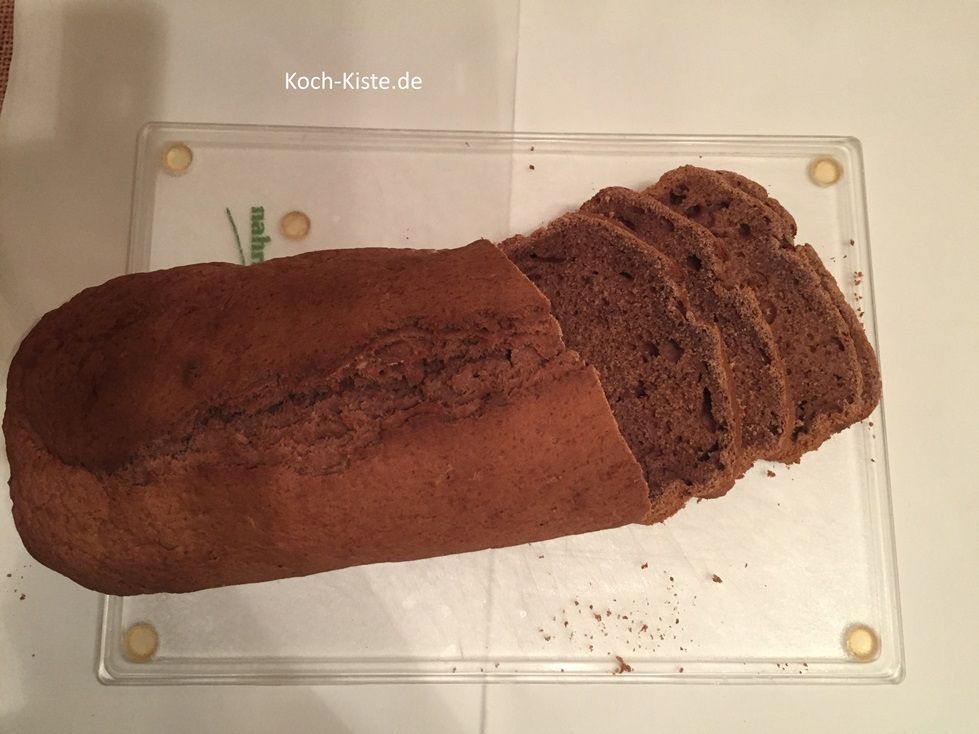 fertiger Schoko Bananen Kuchen . Ich habe den Puderzucker weg gelassen - damit man den Kuchen besser sieht .