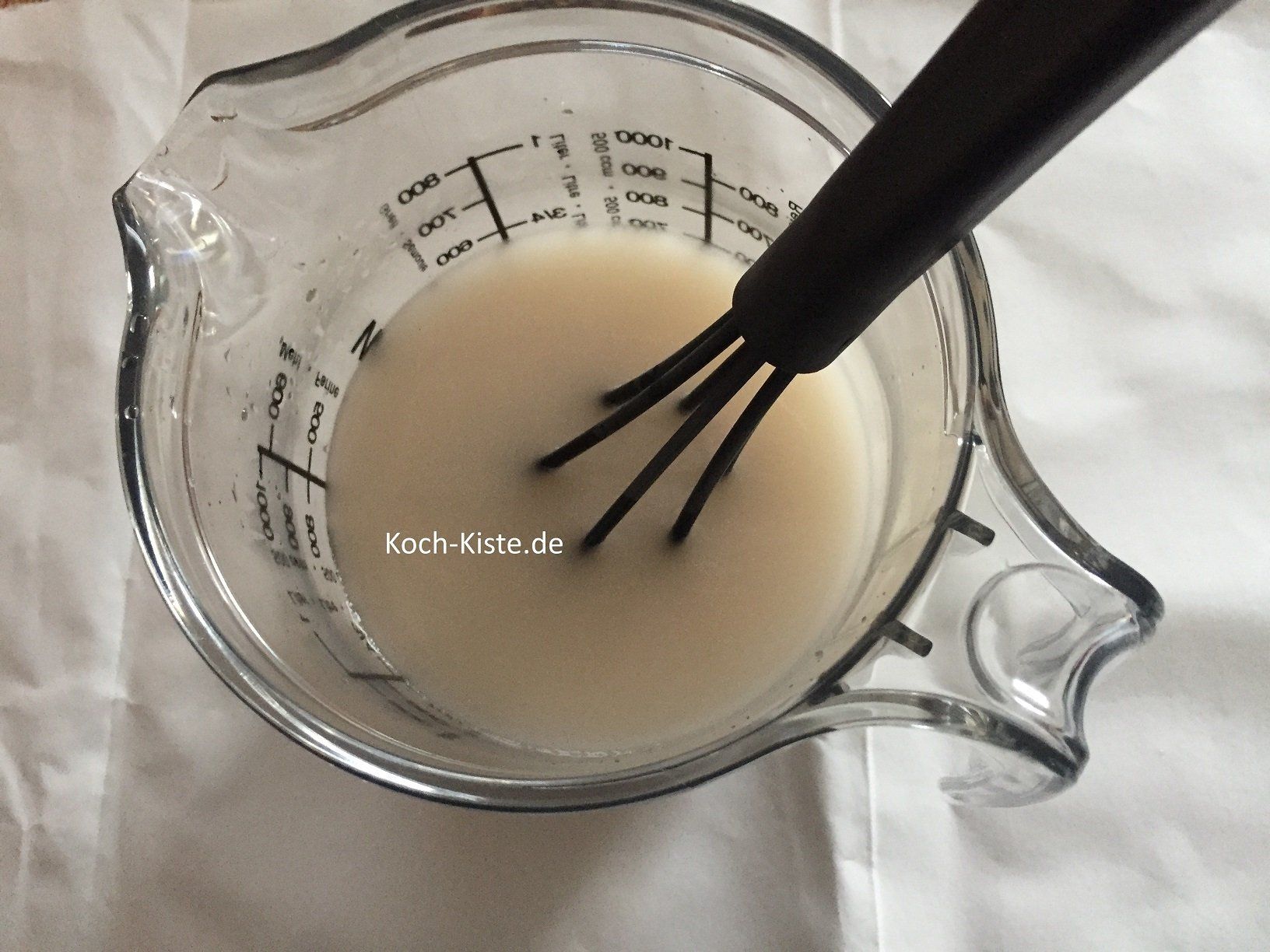 Hefe in das Wasser bröckeln und so lange rühren bis die Hefe aufgelöst ist