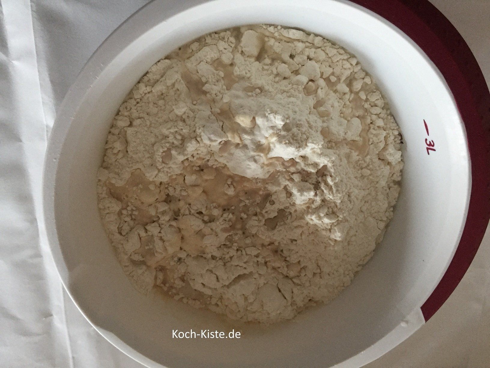 Hefewasser in das Mehl gießen