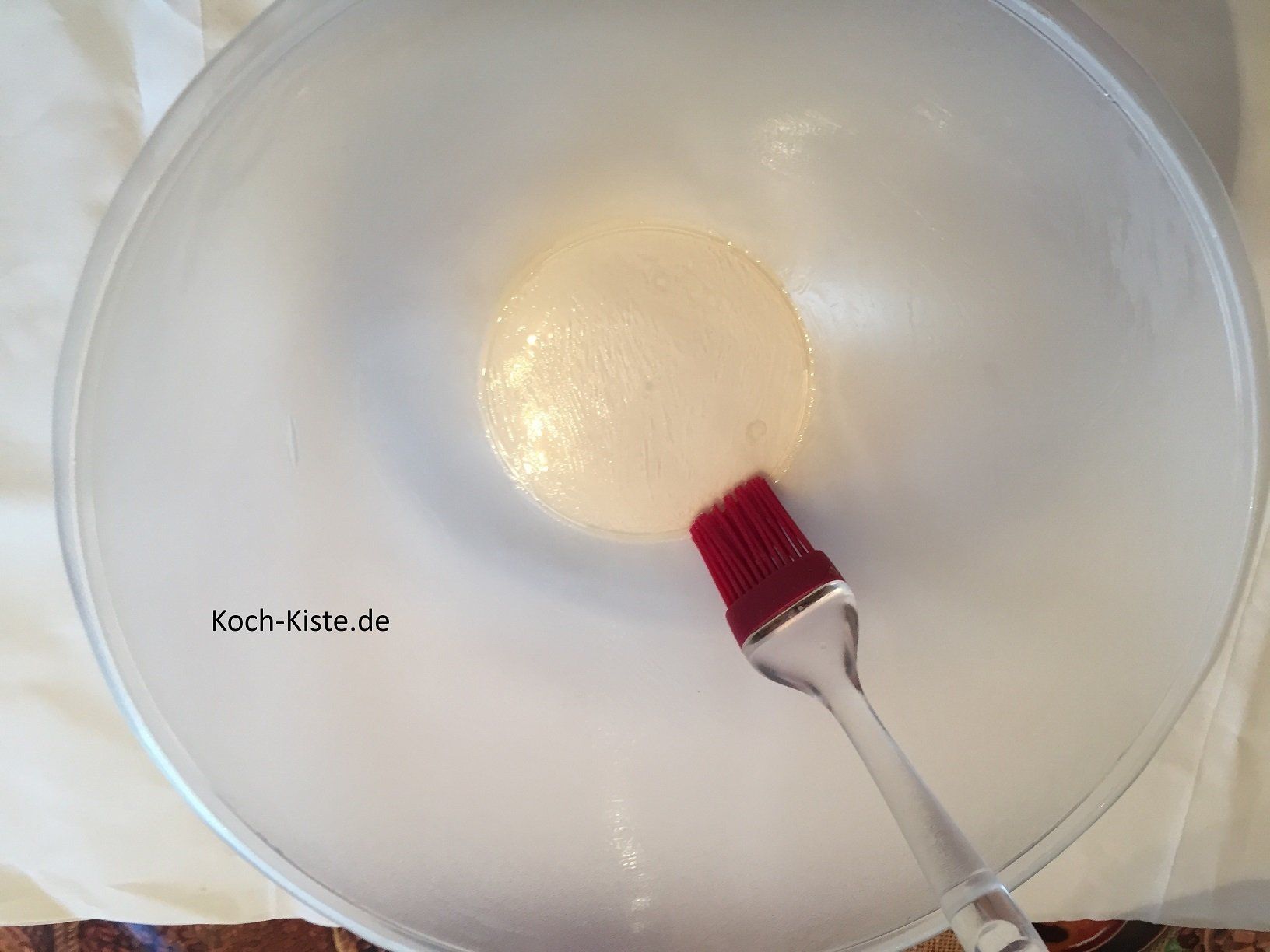 eine große Rührschüssel einölen
