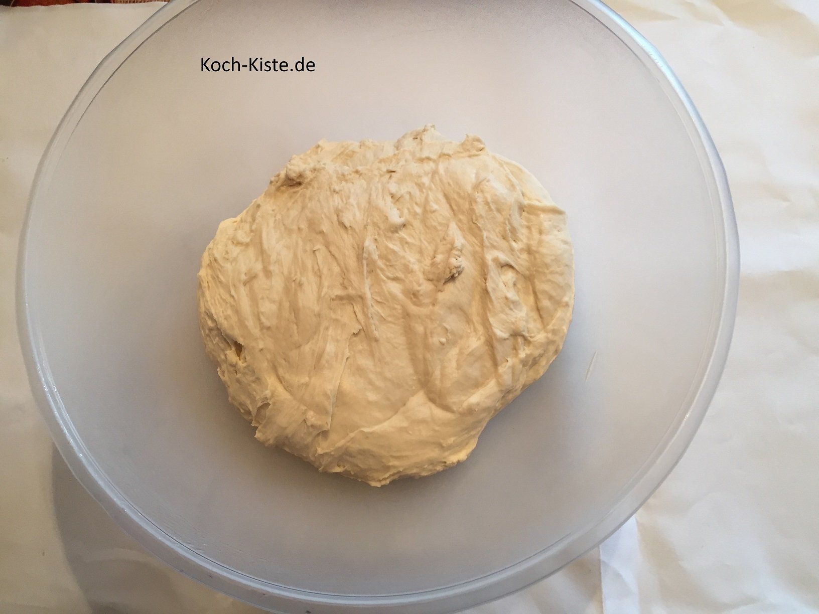den Teig in die geölte Schüssel geben