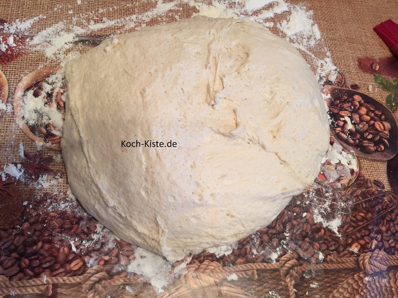 den Teig wieder auf die Arbeitsfläche geben und noch einmal durchkneten