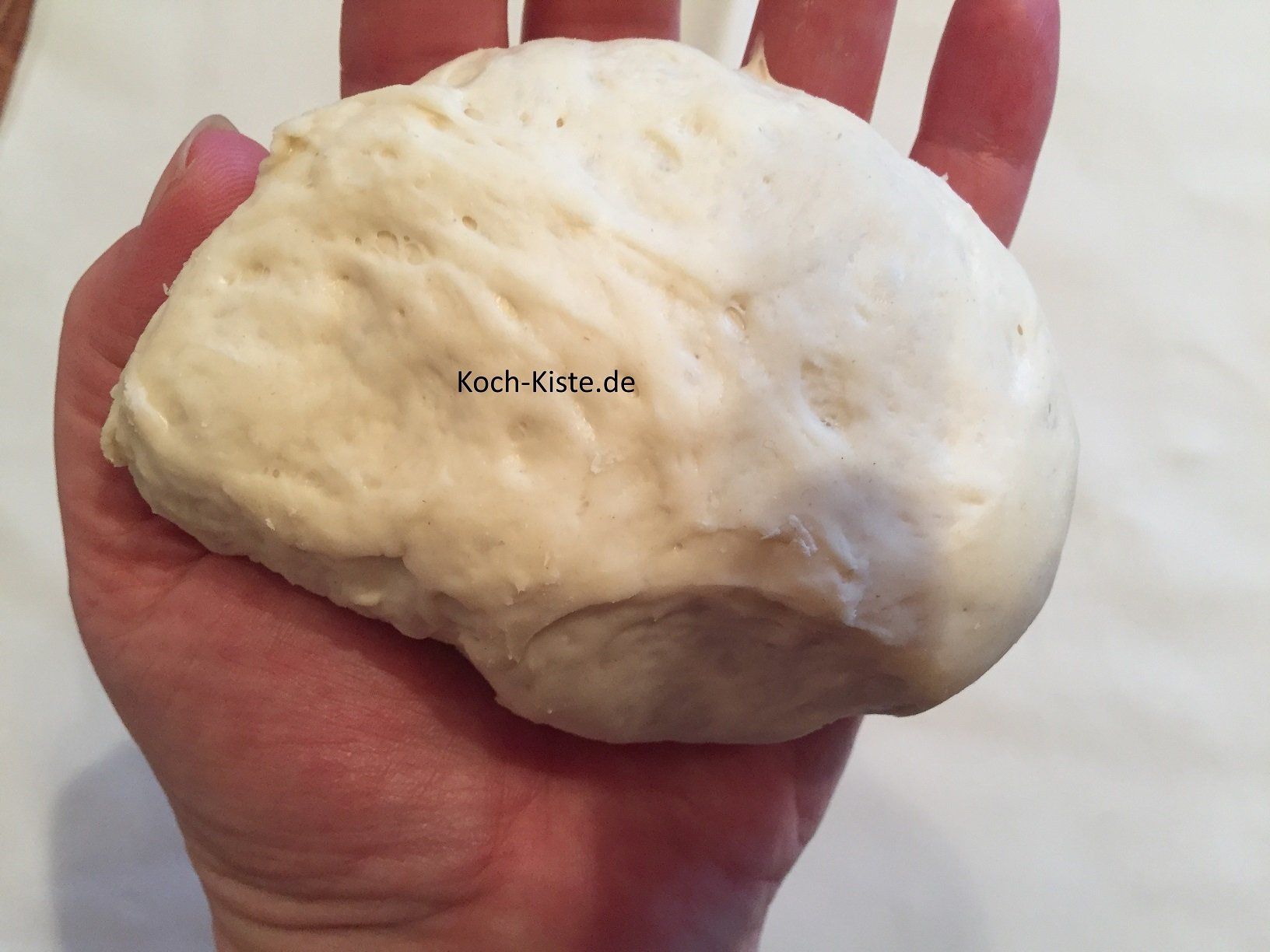 ein Teigstück in die Handfläche geben