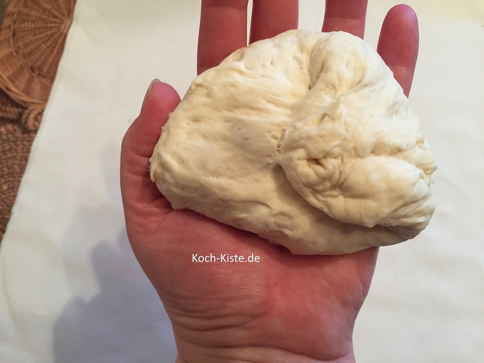 zuerst den Teig nach rechts außen ziehen und in die Mittel legen. Den Vorgang öfter wiederholen