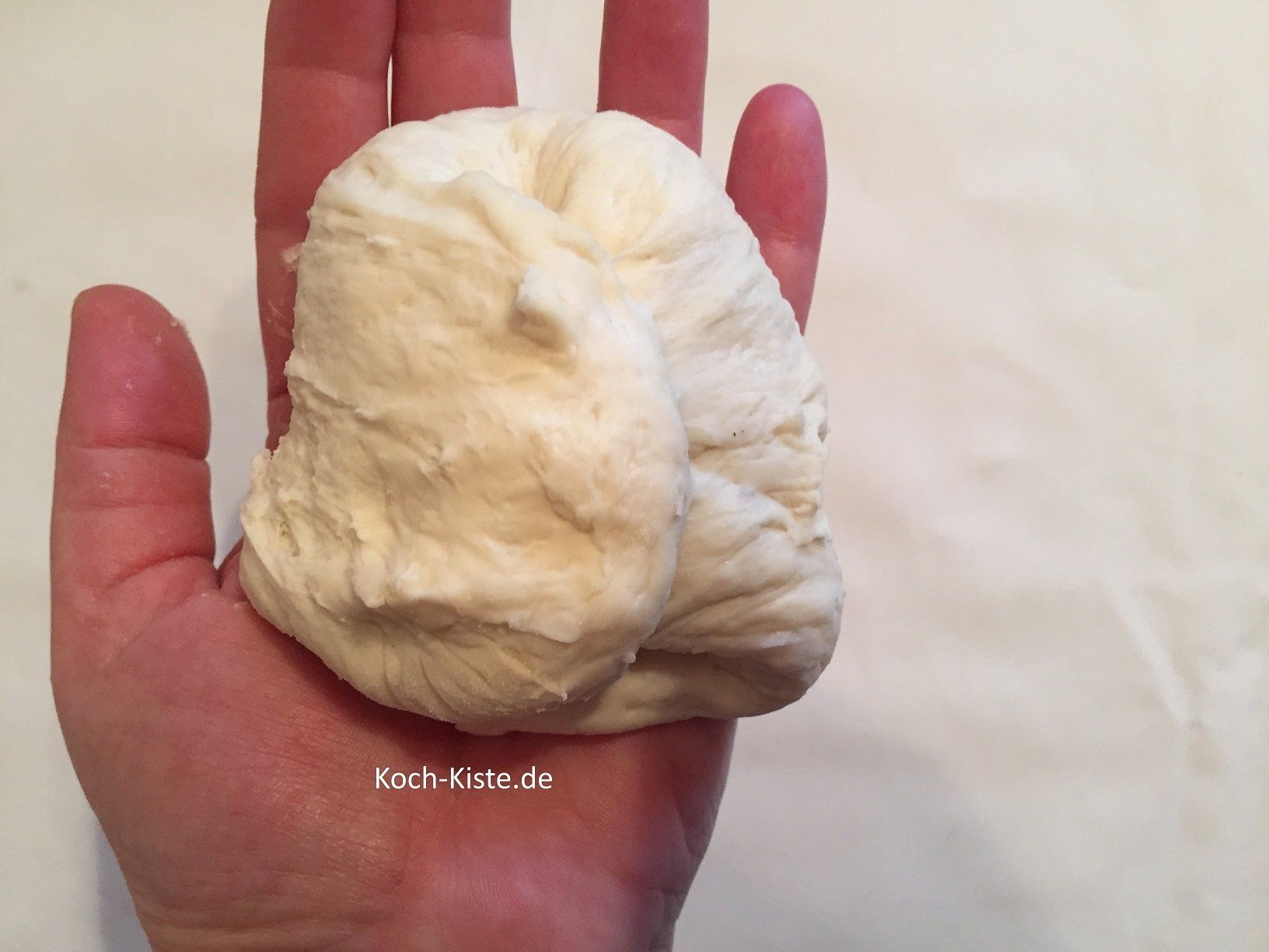 nun den Teig nach links außen ziehen und wieder in die Mitte legen. Auch diesen Vorgang öfter wiederholen.