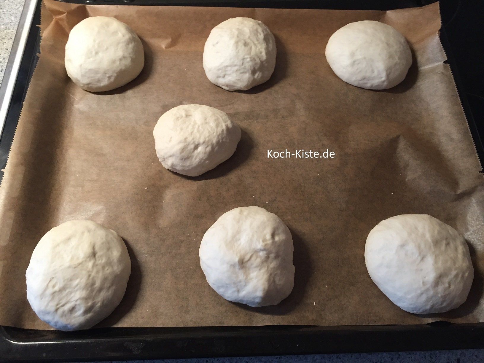 geschliffene Dönerbrötchen aufs Backblech legen und gehen lassen