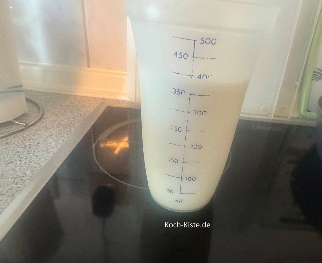 gebe in den Messbecher 375 Milliiliter Milch