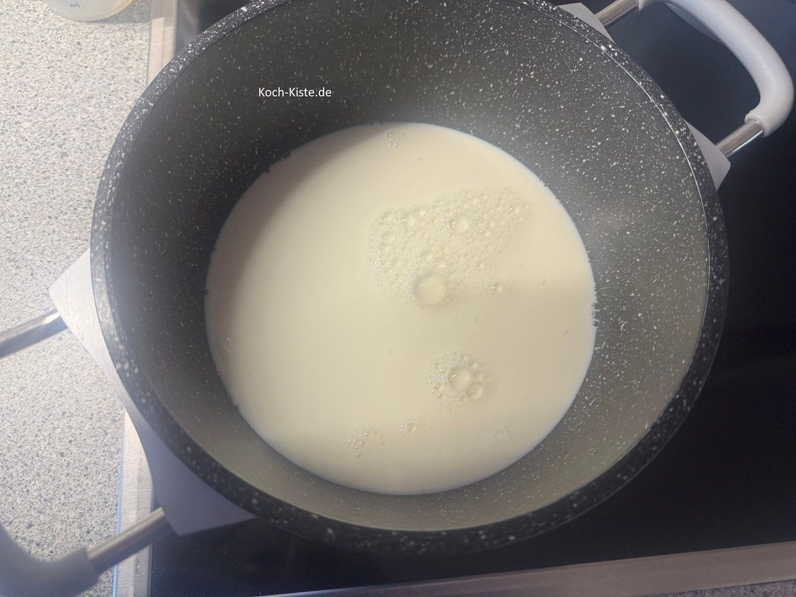 und gieße sie in einen kleinen Kochtopf