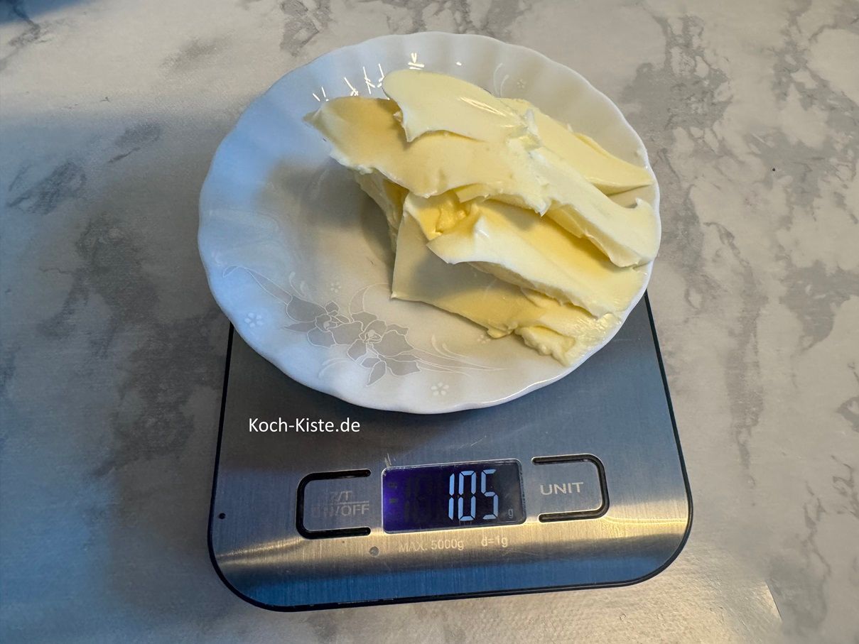 beginne damit einen kleinen Teller auf die Küchenwaage - auf 0 zu stellen und mit einem Messer 105 g Butter abzuwiegen