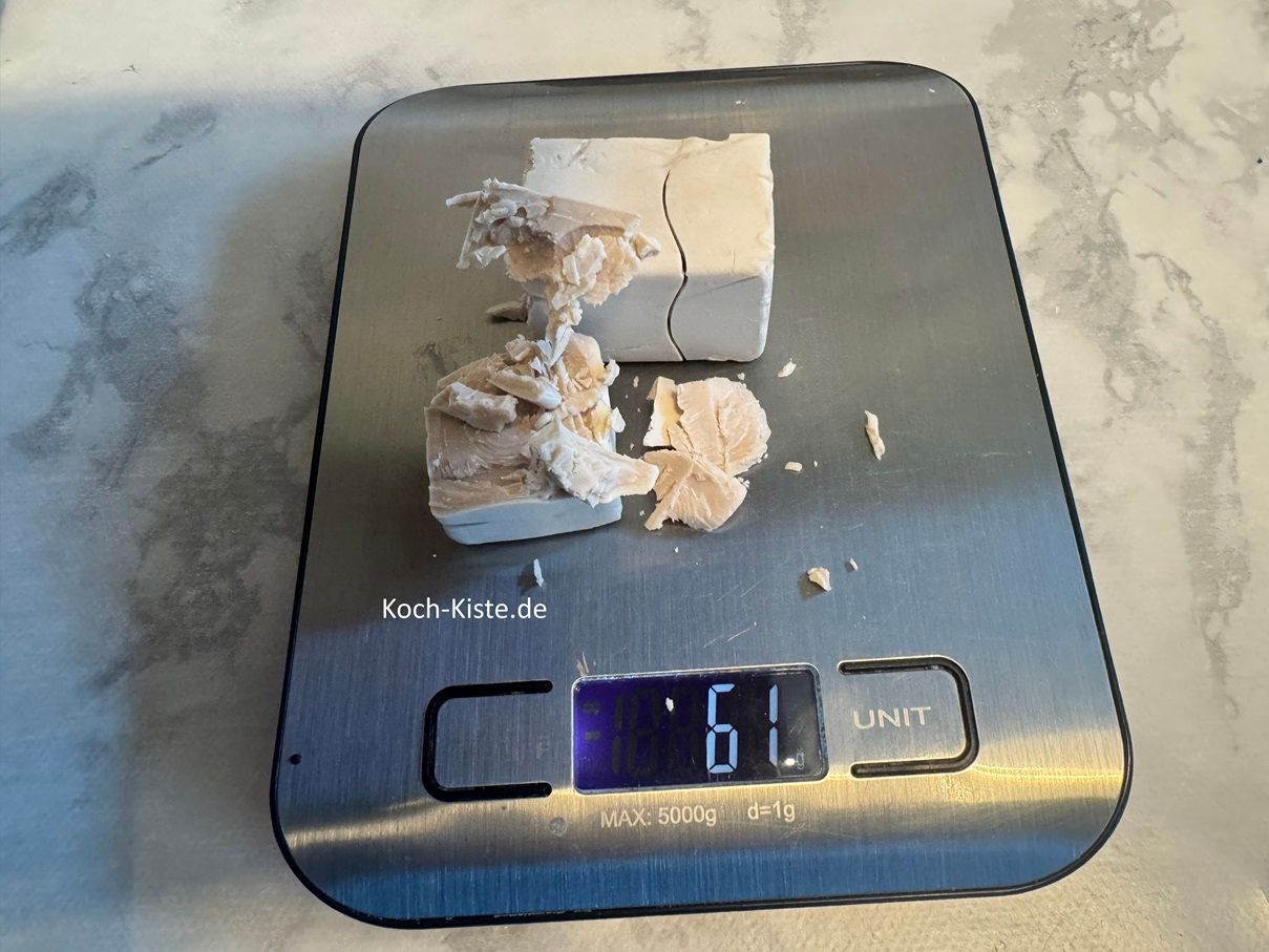 danach die Küchenwaage wieder auf 0 stellen und 61 bis 63 g frische Hefe abwiegen - ja nachdem wie Ihr die Hefe auseinander brechen könnt