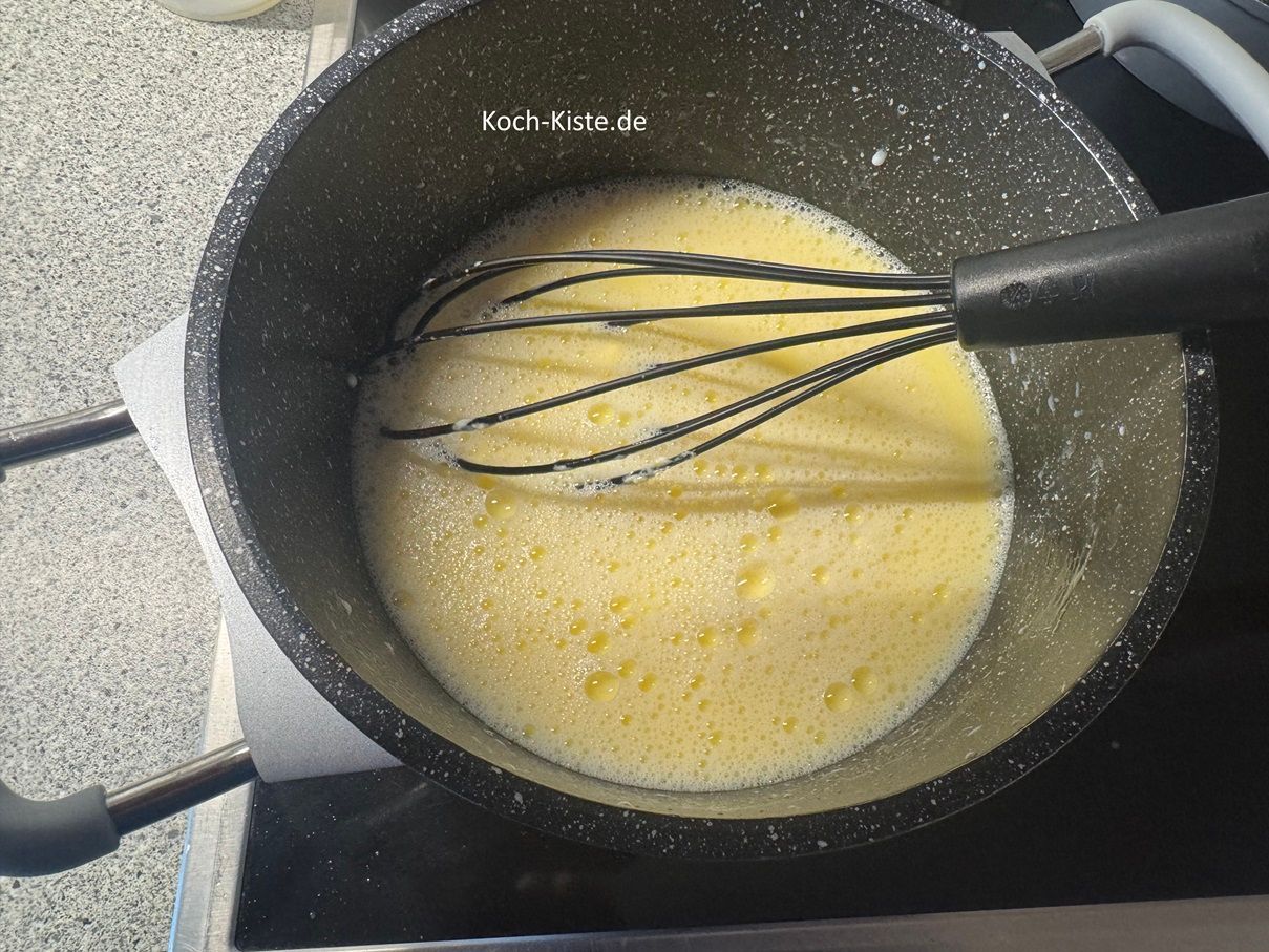 und lasse unter kleiner Hitze die Butter schmelzen - ACHTUNG die Milch darf nur lauwarm werden - NICHT kochen - sonst geht die Hefe nicht mehr auf