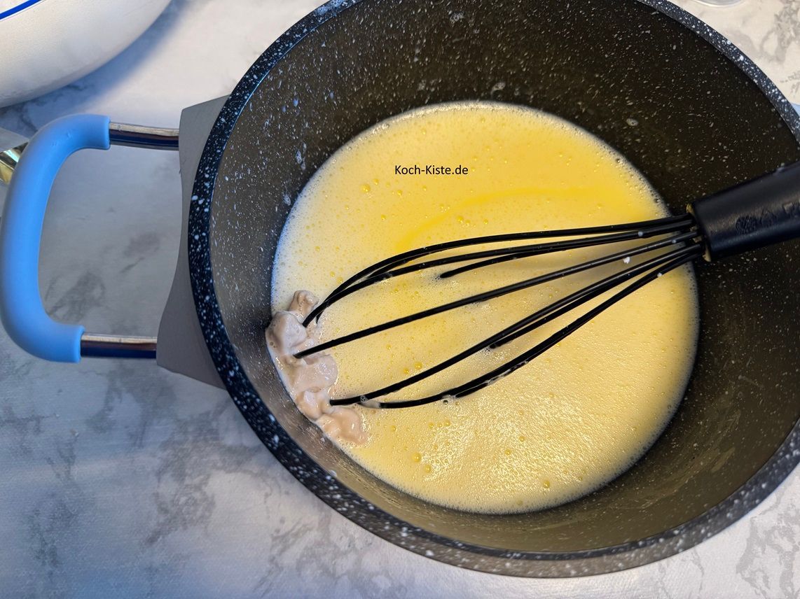 gebe die Hefe mit im den Kochtopf und verrühre alles so lange, bis sich die Hefe vollständig aufgelöst hat .