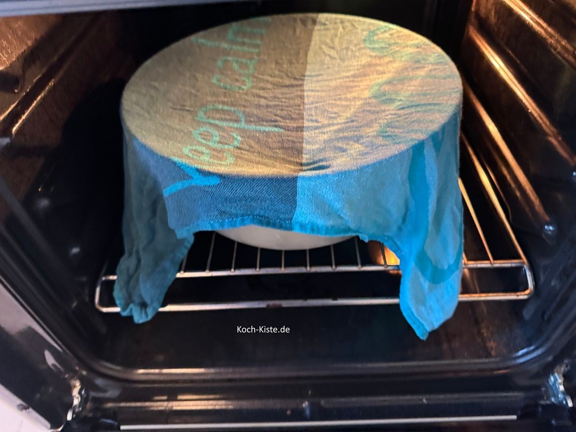 halte das frische Geschirrhandtuch unter fließend, heißes Wasser und wringe es nur soweit aus, das es nicht tropft. Lege das Geschirrhandtuch über die Rührschüssel und stelle sie in den Backofen auf die mittlere Schiene. Hier muss der Teig nun bei 30 Grad Ober/ Unterhitze 30 Minuten lang gehen.
