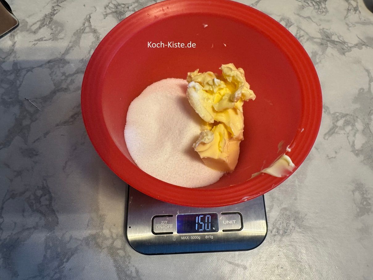 stelle die Küchenwaage wieder auf 0 und wiege 150 g Zucker ab