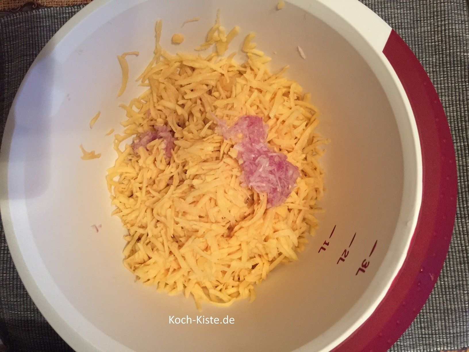 Scharlotten ebenfalls klein raspeln und mit in die Rührschüssel geben.