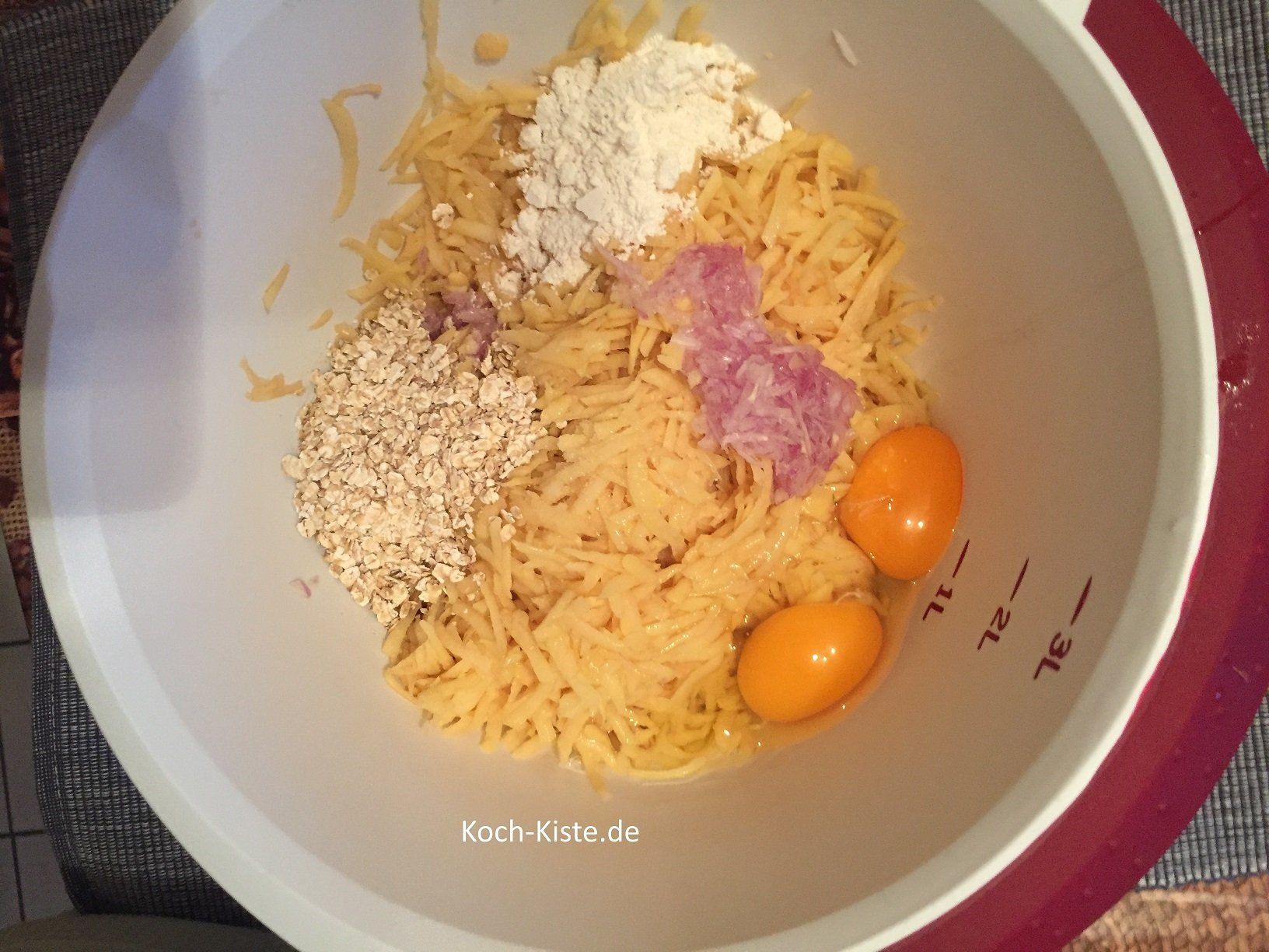 Eier, Haferflocken und Mehl mit in die Rührschüssel geben.