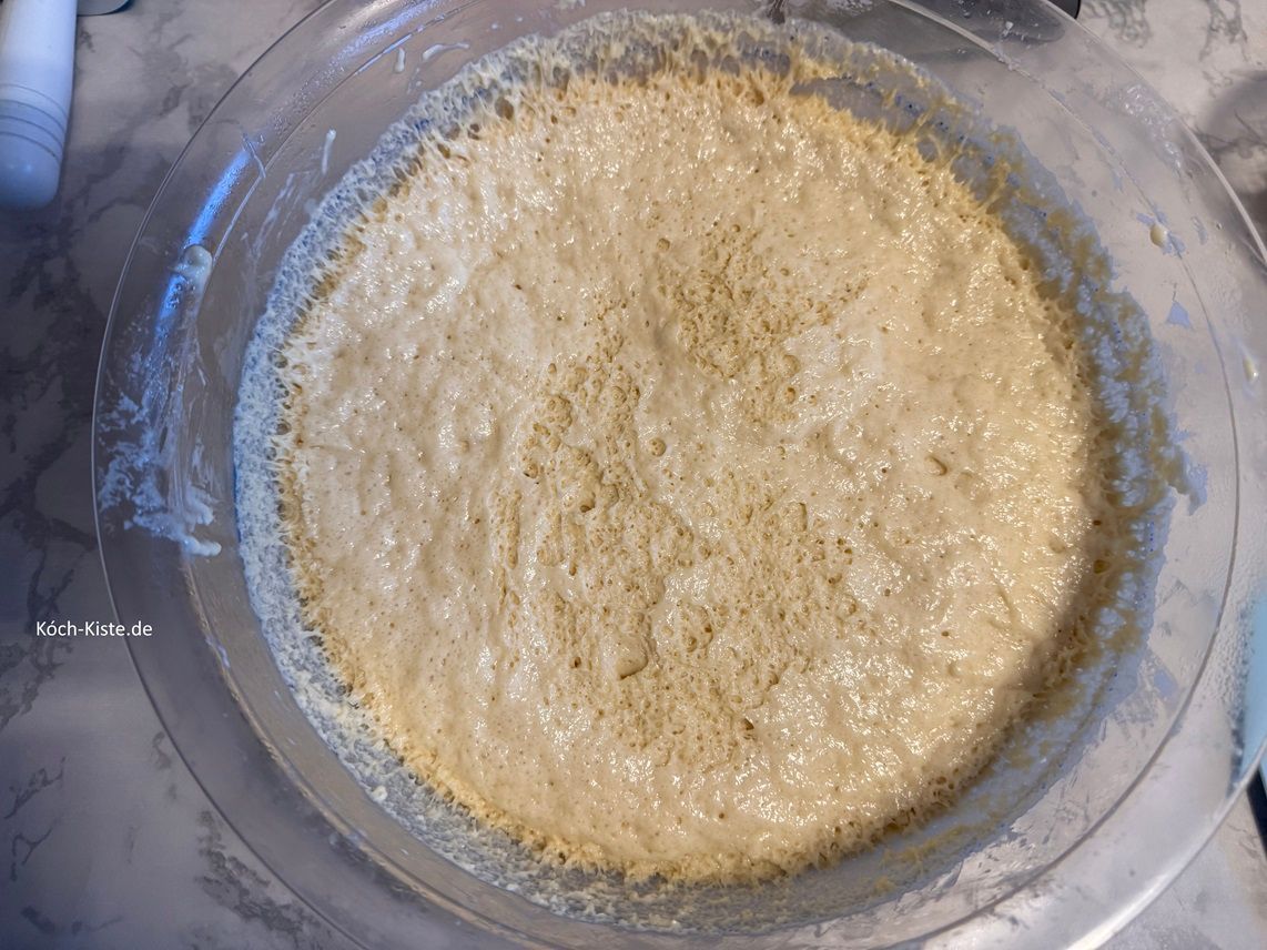 nehme die Rührschüssel aus dem Backofen und entferne das Geschirrhandtuch - dann sieht der Teig so aus