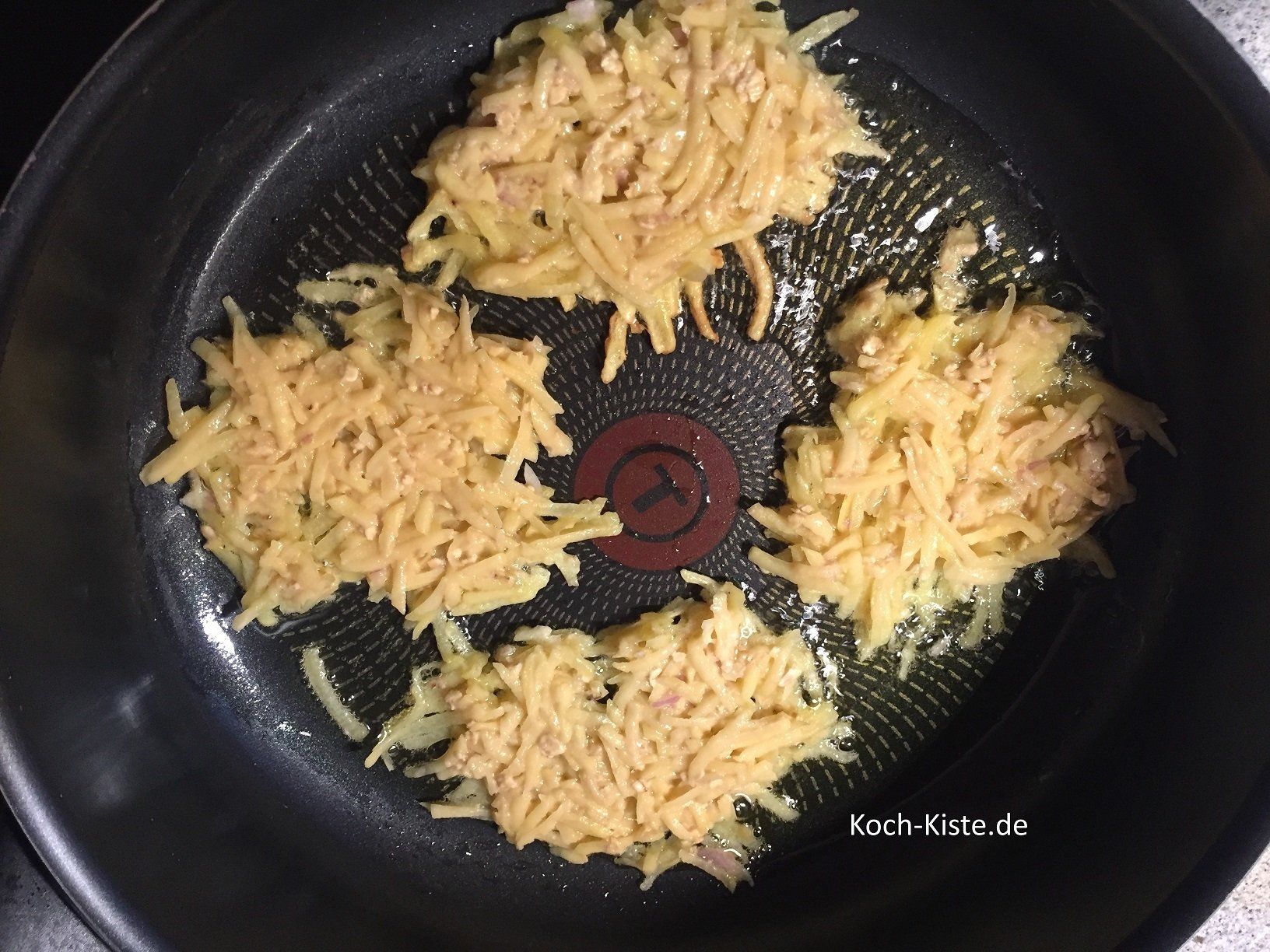 eine Suppenkelle Teig in die heiße Pfanne geben