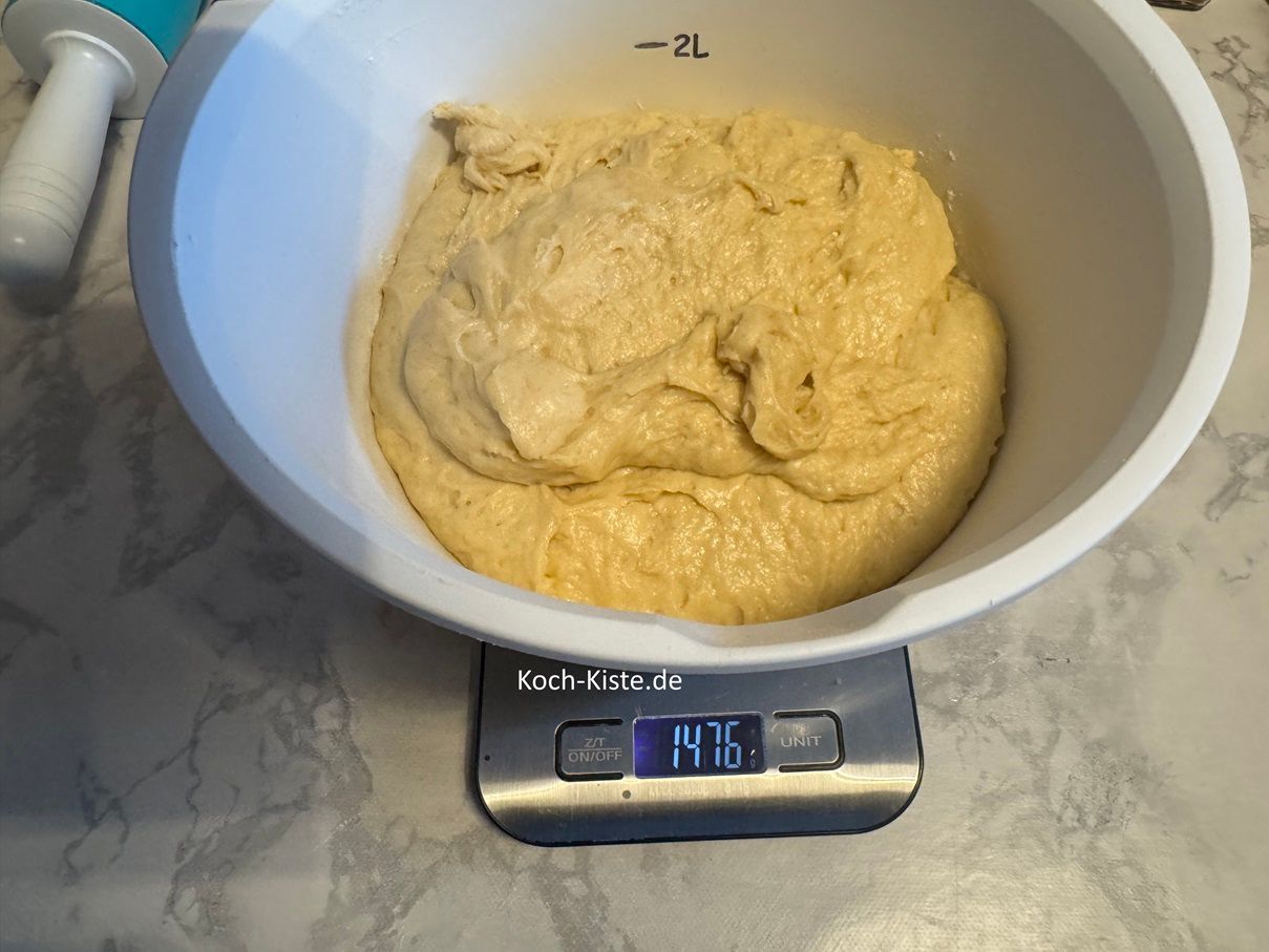 verknete den Teig noch einmal mit dem Teigschaber. Dann stelle die