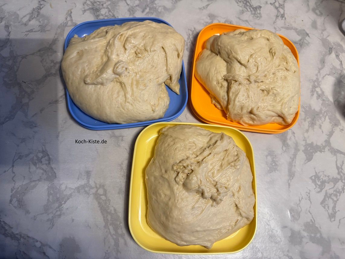 Teile die Teigmenge durch 3 - damit Du in etwa immer die gleiche Teigmenge hast. Stelle nun 1 der 3 Teller auf die Küchenwaage - auf 0 und gebe soviel Gramm Teig auf dem Teller wie Du ausgerechnet hast. Hier muss es nicht hundertprozentig gleich sein . Wiederhole den Vorgang auch mit den anderen 2 Tellern - bis der Teig aufgeteilt ist.