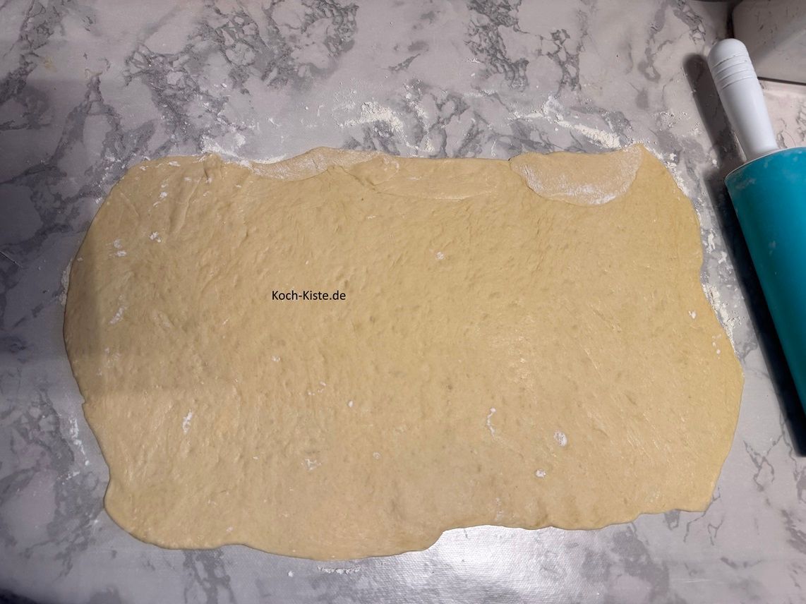 Dann wird der Teig ausgerollt - Es ist nicht wichtig das Du Dich an bestimmte Maße hälst - wichtig ist nur , dass Du in rechteckiger Form den Teig ausrollst.