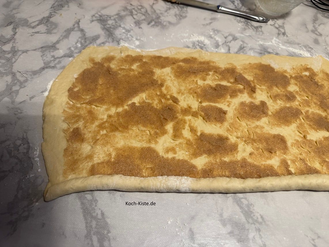 nun wird der Teig von der längeren Seite her eng - Stück für Stück aufgerollt