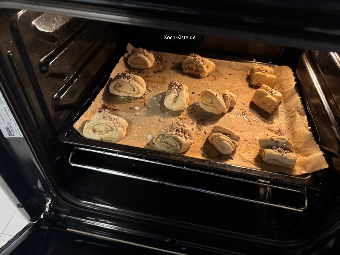 backe die Sonnenblumenkerne Franzbrötchen für cas. 15 Minutem bis sie gold-braun sind.