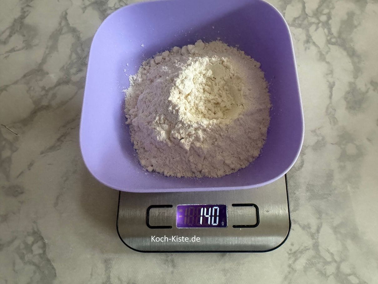 dann stelle eine Schale auf die Küchenwaage - auf 0 und wiege 140 g Dinkelmehl ab