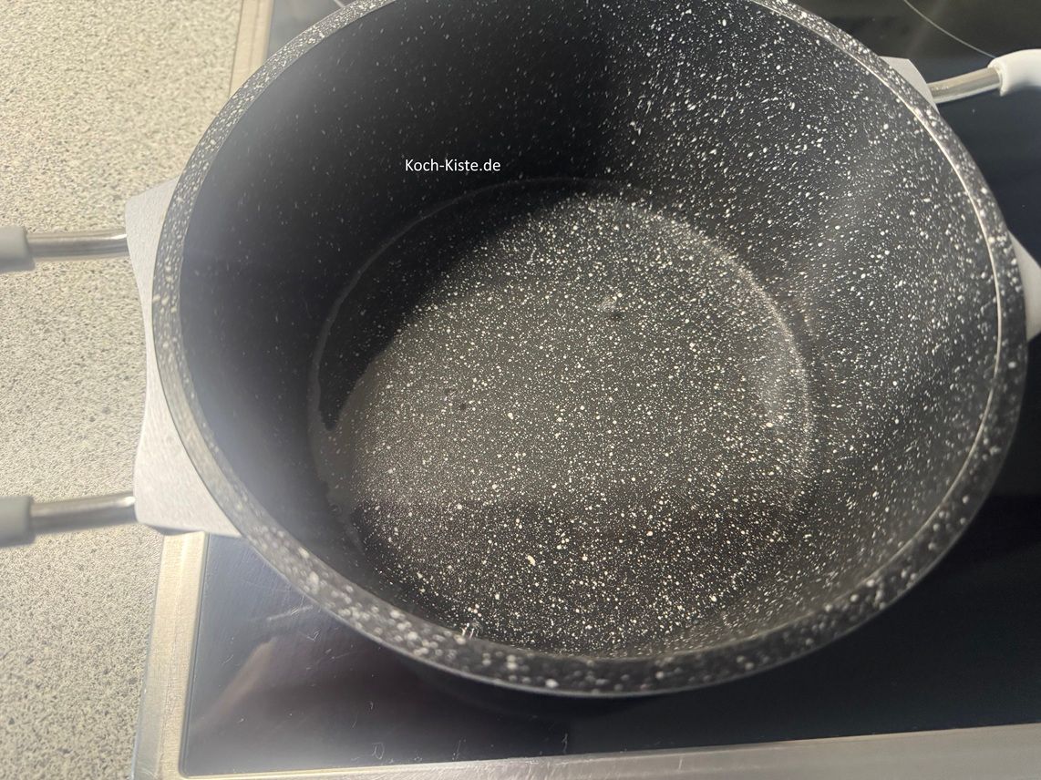 und gieße das Wasser in den Kochtopf