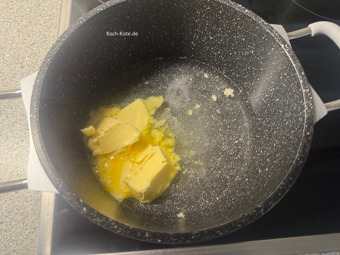 Stelle den Herd auf volle Flamme an und gebe die Butter hinzu