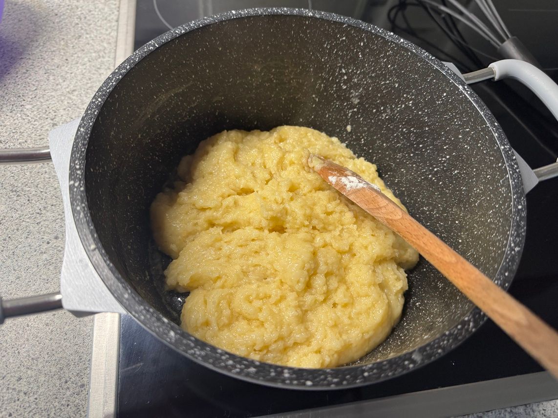 wenn sich ein Mehlklumpen gebildet hat , drehe ihn im Topf hin und her