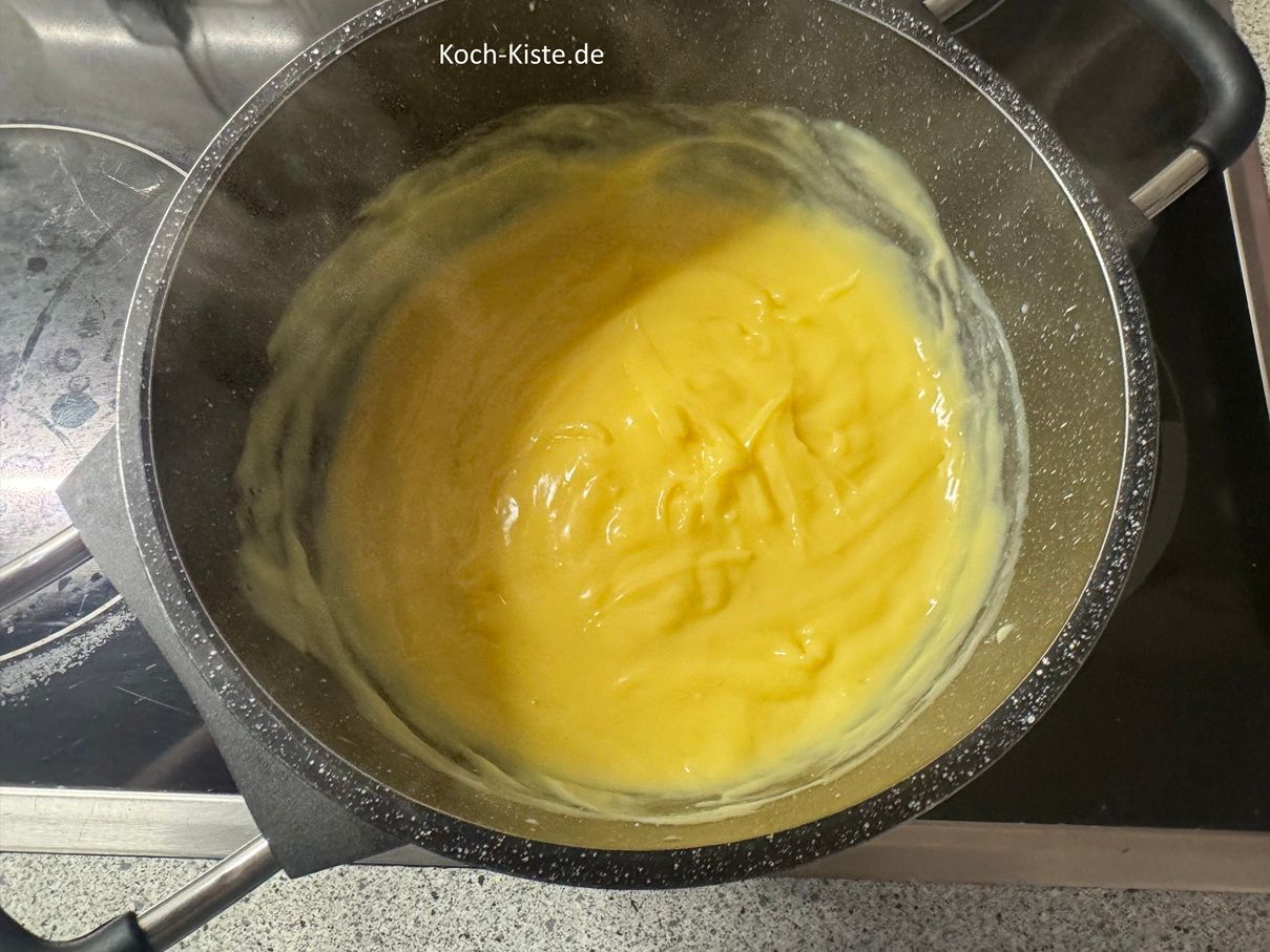 sobald das Milch-Eierlikör Gemisch anfängt zu kochen , gieße das angerührte Puddingpulver - unter städigem rühren in den Topf. Wenn Du merkst das der Pudding andickt , kannst Du den Topf von der Herdplatte ziehen.